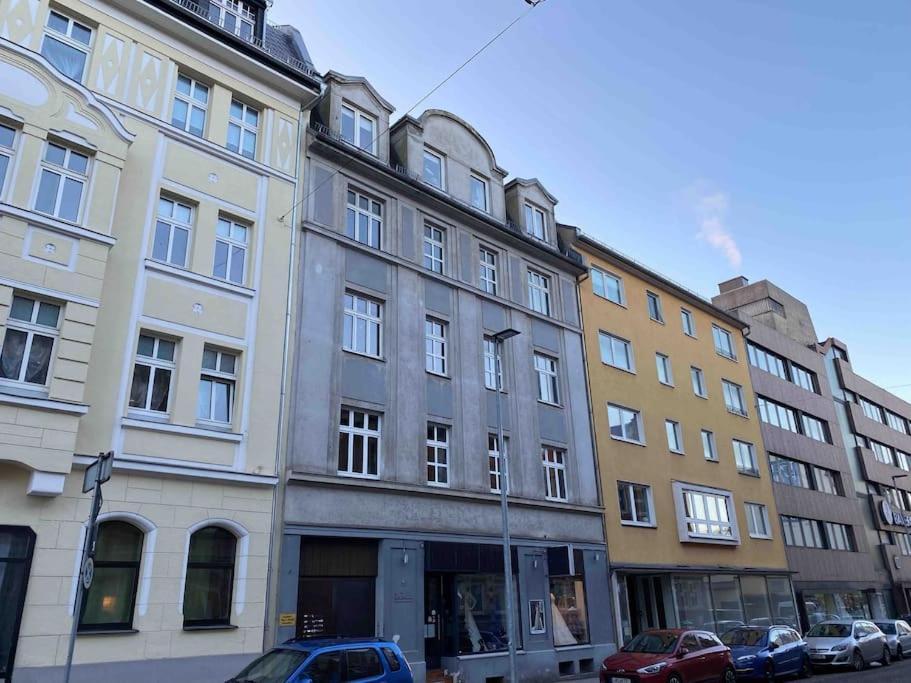 Schoenes City-Apartment Im Zentrum Mit Balkon Hof  Exterior foto